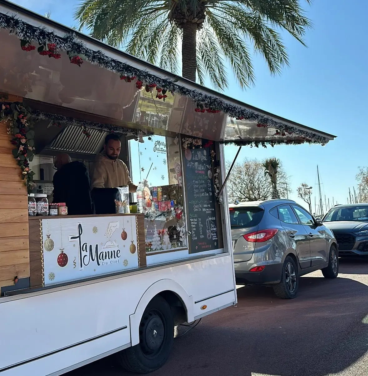 Food truck La Manne illuminé de nuit lors d'un événement